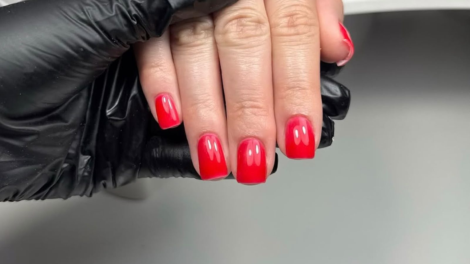 BIAB met rode gellak, eigen werk Studio 22