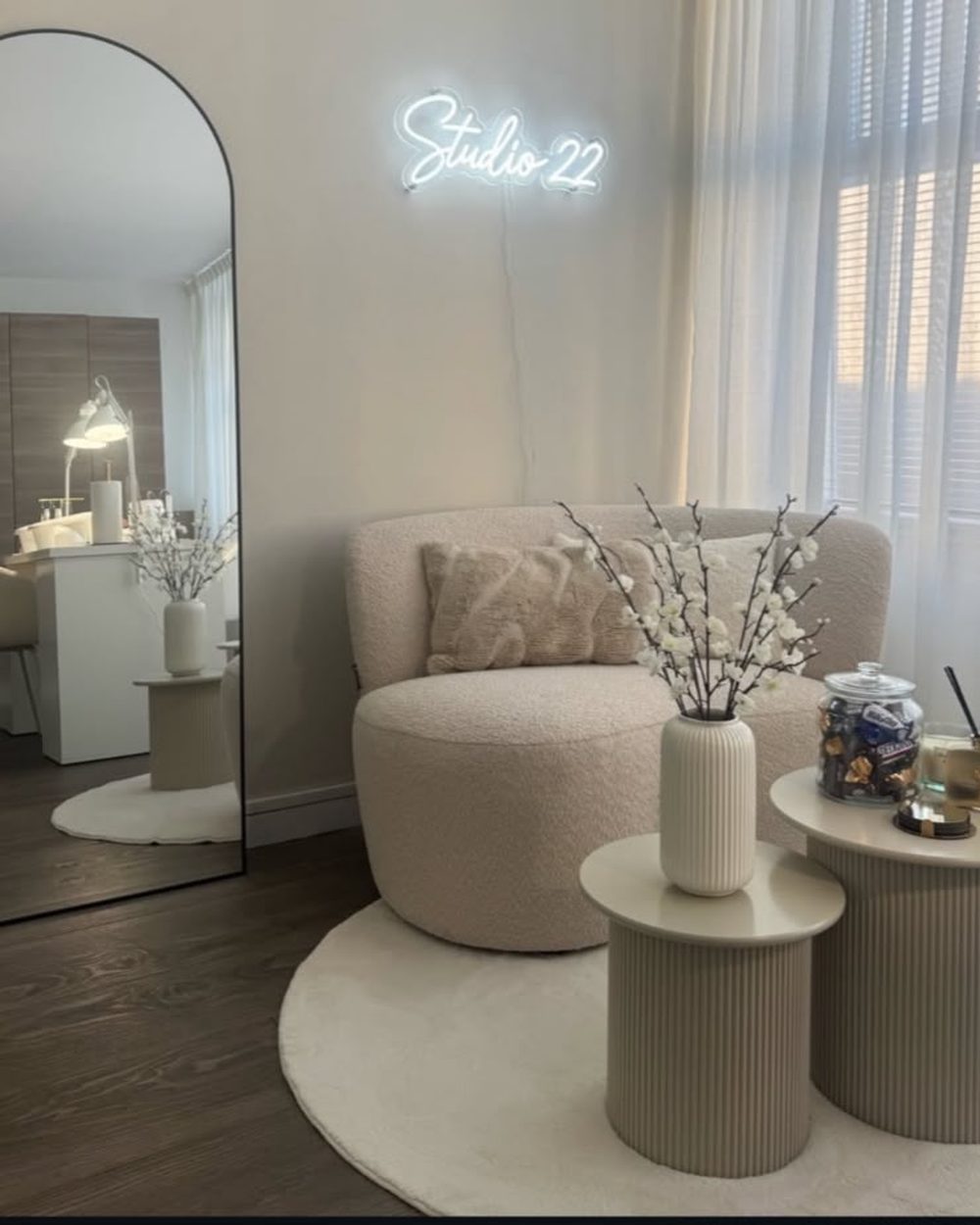 De zithoek van Studio 22 met spiegel en neonletters