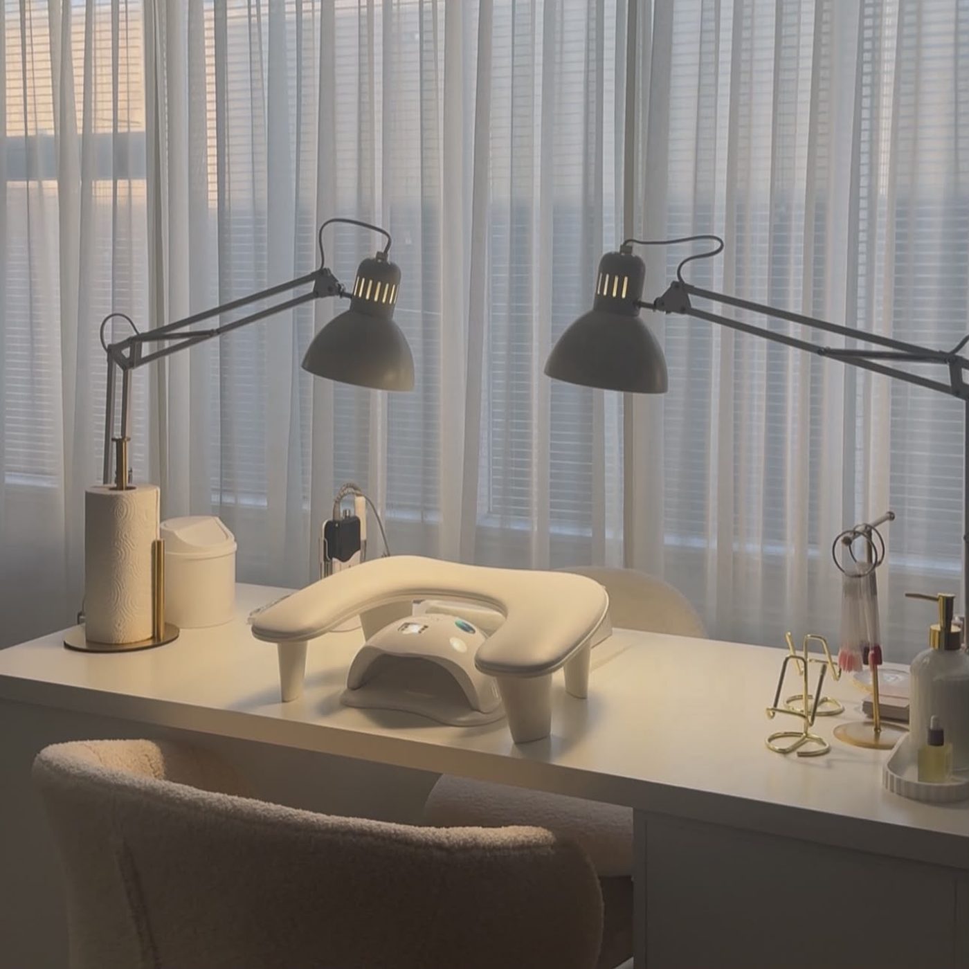 De werkplek van Studio 22 met manicuretafel en lampen